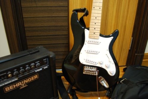 WHAT EVER YOU SEE THERE, ARE FOR SALE!!!!!!! (2 items only, Guitar and the AMP)